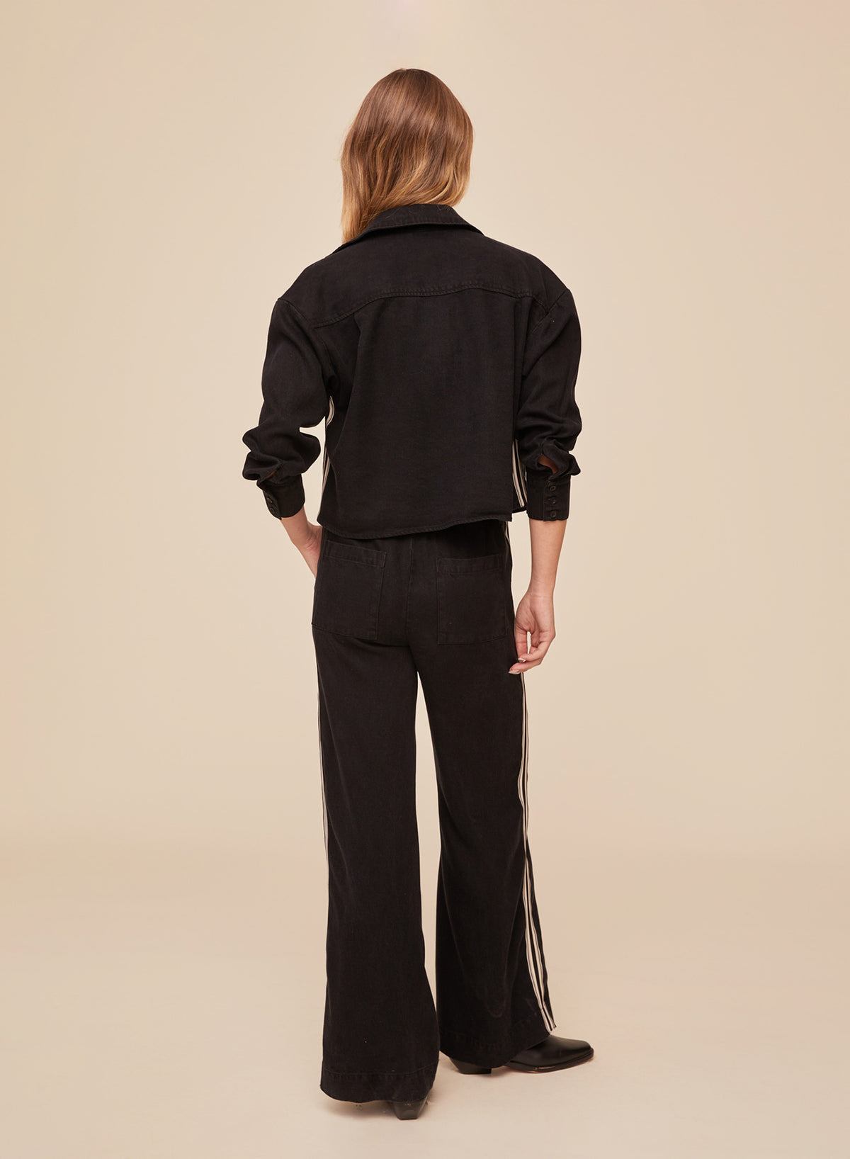 B20281-J26-008 - L/S TWO POCKET TRIMMED CROP SHIRT
