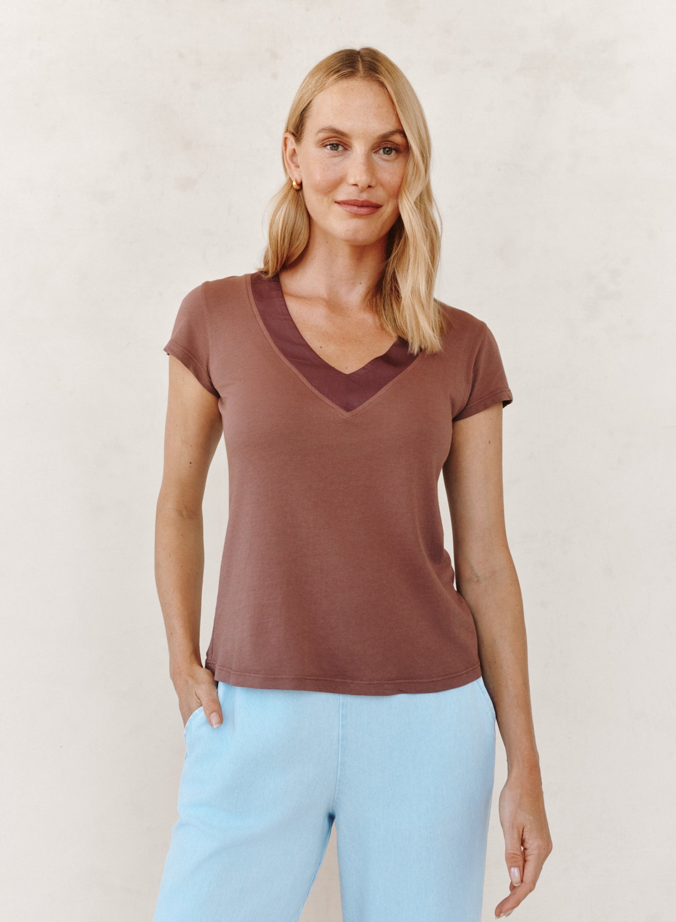 B2878-D90-302 - MIXED V-NECK TEE