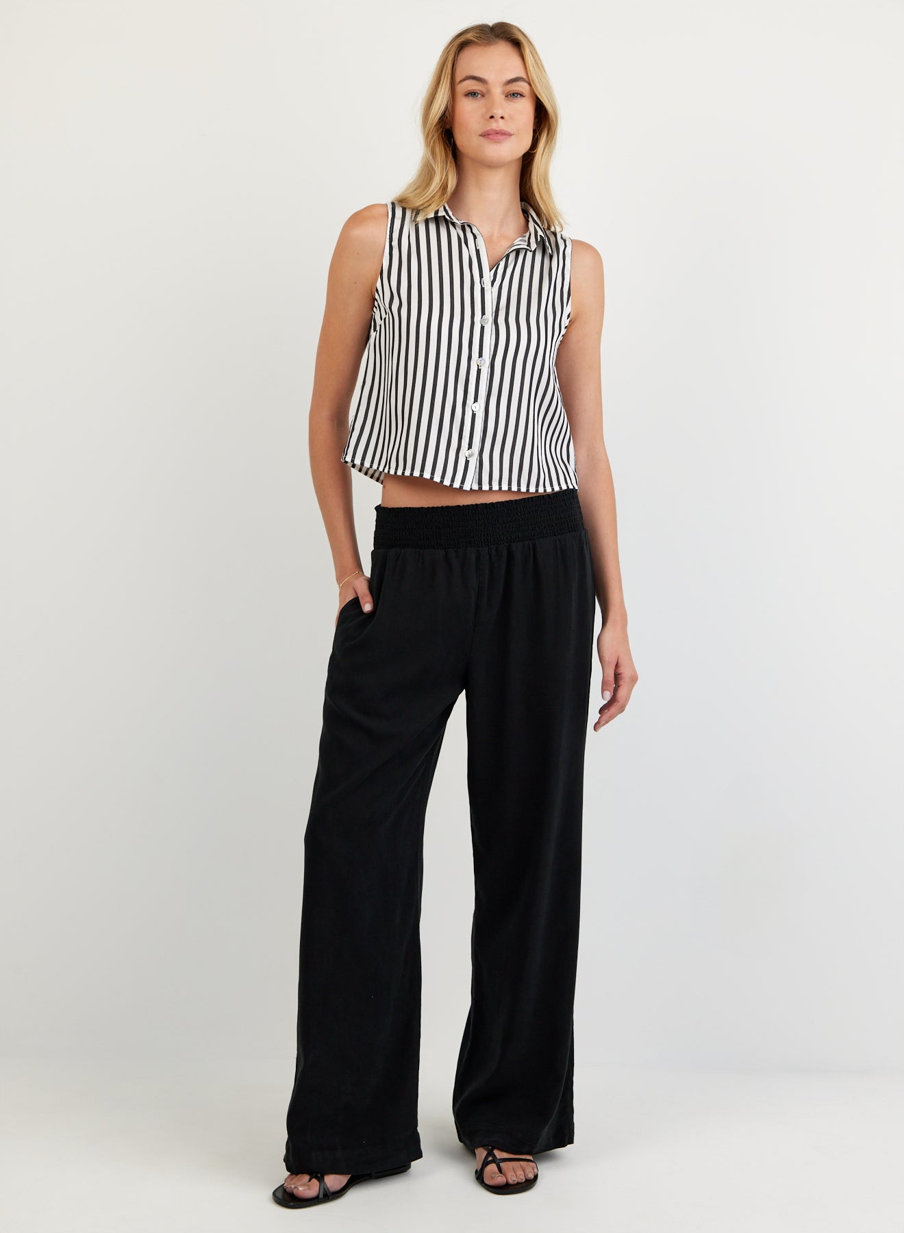 B4095-G32-304 - CLEAN SLEEVELESS BUTTON DOWN