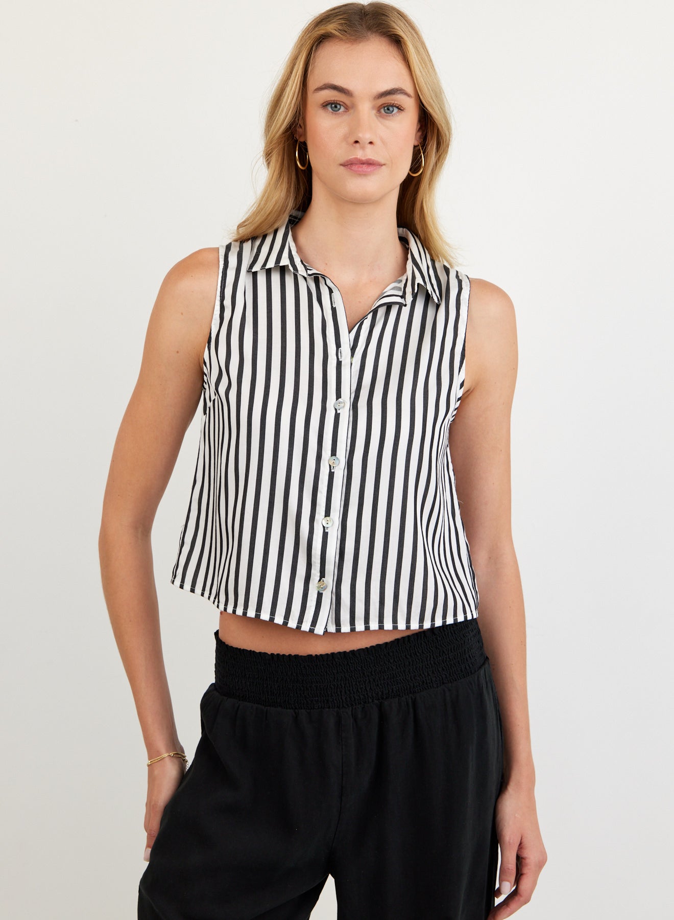 B4095-G32-304 - CLEAN SLEEVELESS BUTTON DOWN