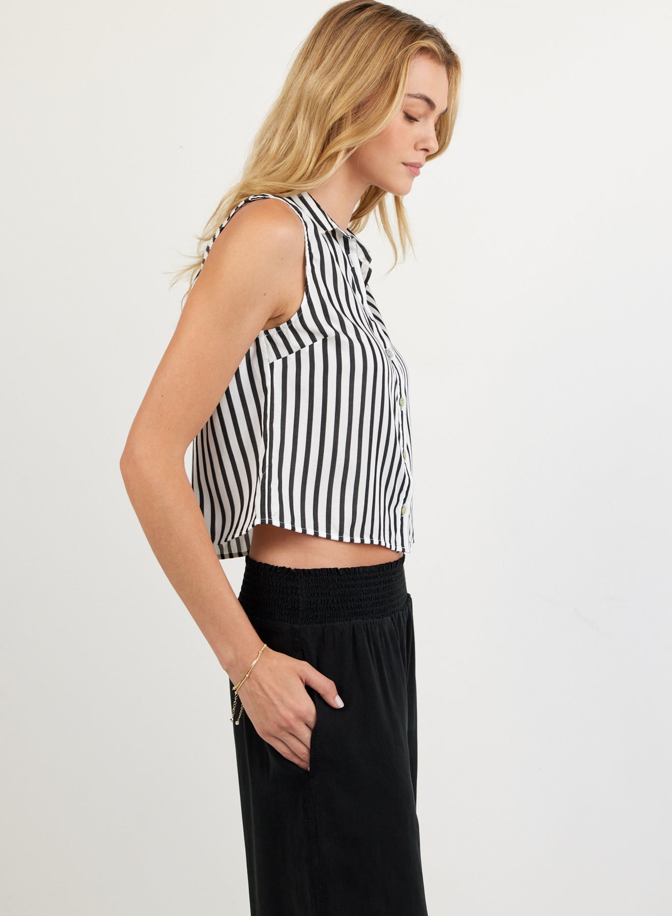 B4095-G32-304 - CLEAN SLEEVELESS BUTTON DOWN