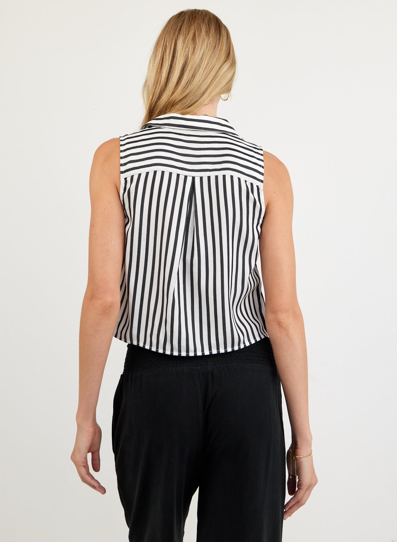 B4095-G32-304 - CLEAN SLEEVELESS BUTTON DOWN