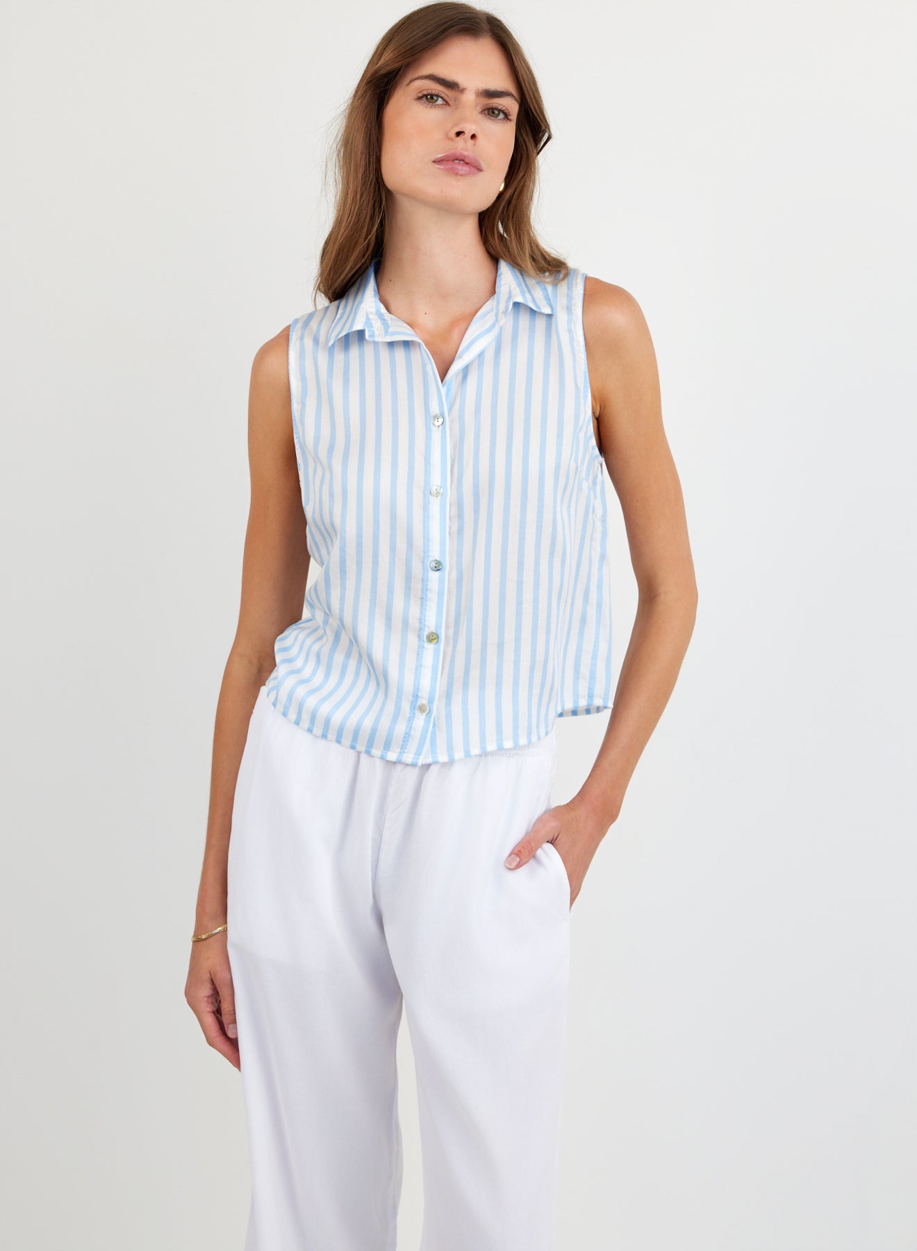 B4095-G32-304 - CLEAN SLEEVELESS BUTTON DOWN