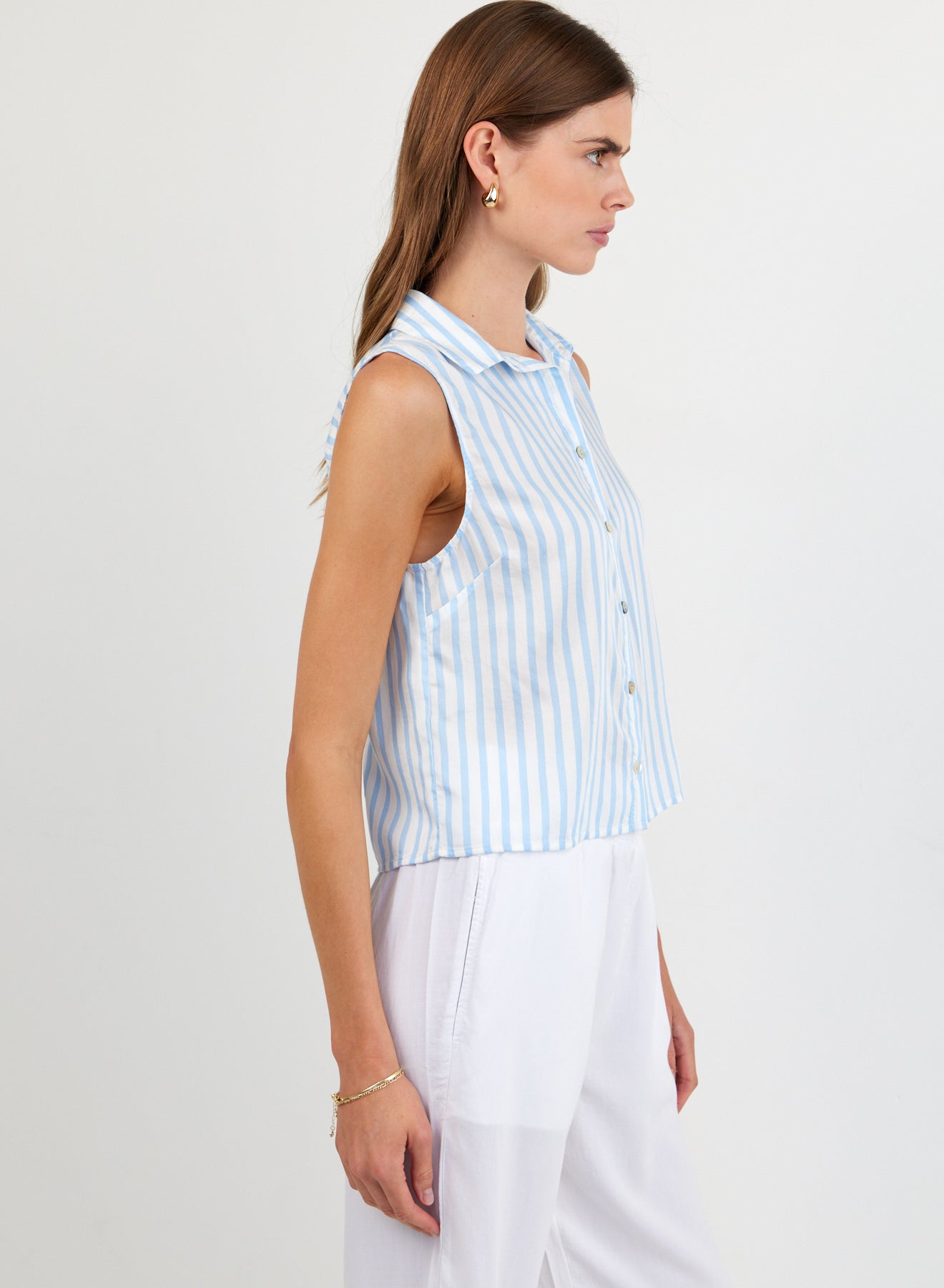 B4095-G32-304 - CLEAN SLEEVELESS BUTTON DOWN