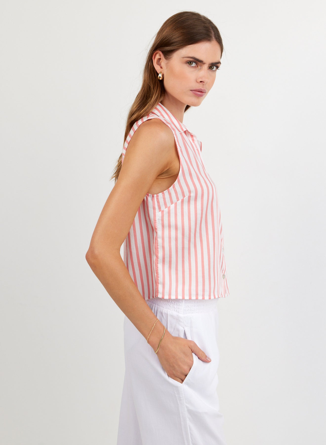B4095-G32-304 - CLEAN SLEEVELESS BUTTON DOWN