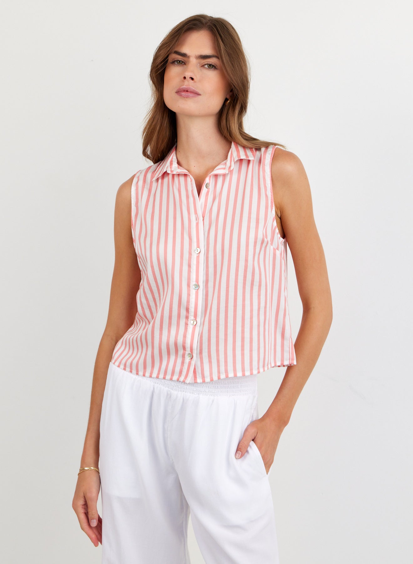 B4095-G32-304 - CLEAN SLEEVELESS BUTTON DOWN