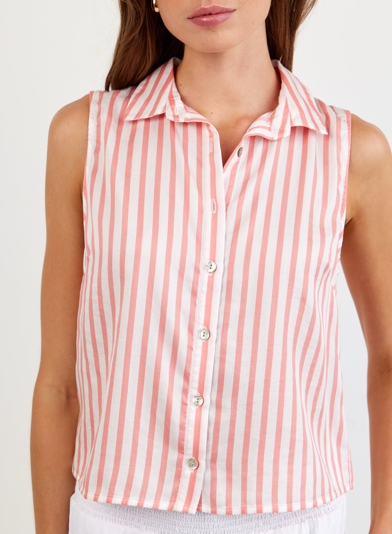 B4095-G32-304 - CLEAN SLEEVELESS BUTTON DOWN