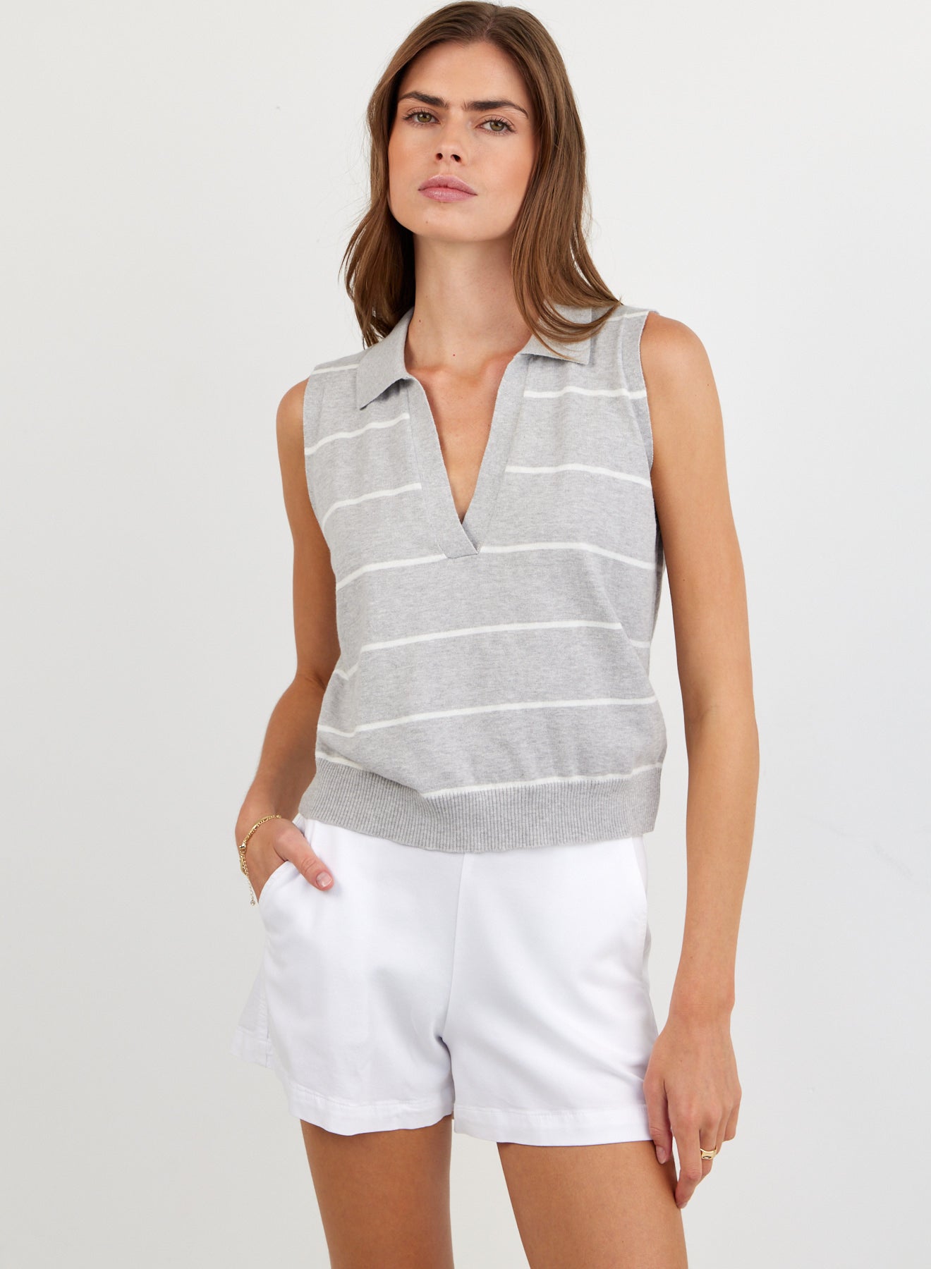 B4906-K62-304 - SLEEVELESS PLACKET PULLOVER