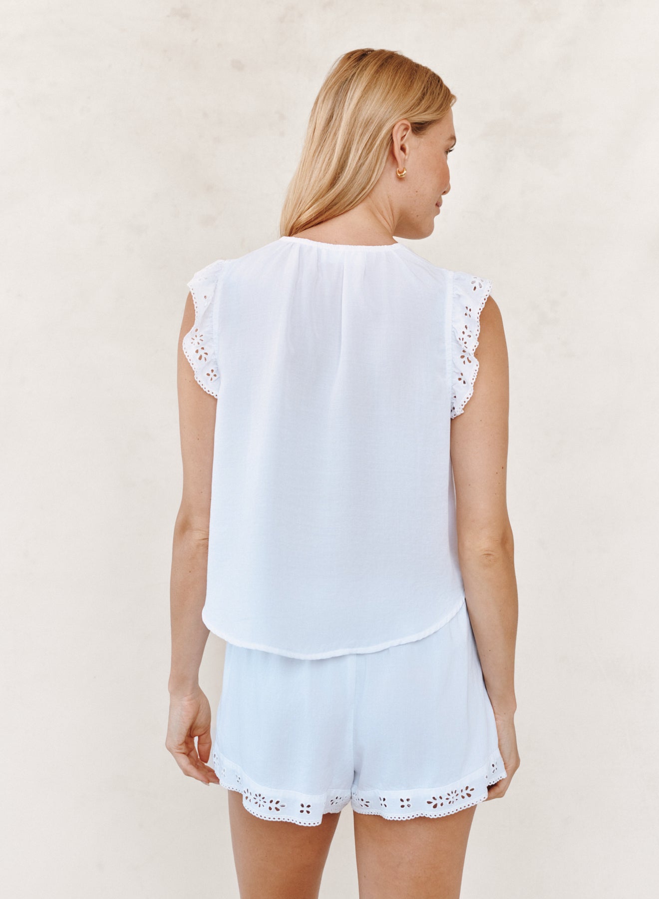 B2976-689-396 - RUFFLE SLEEVE TOP