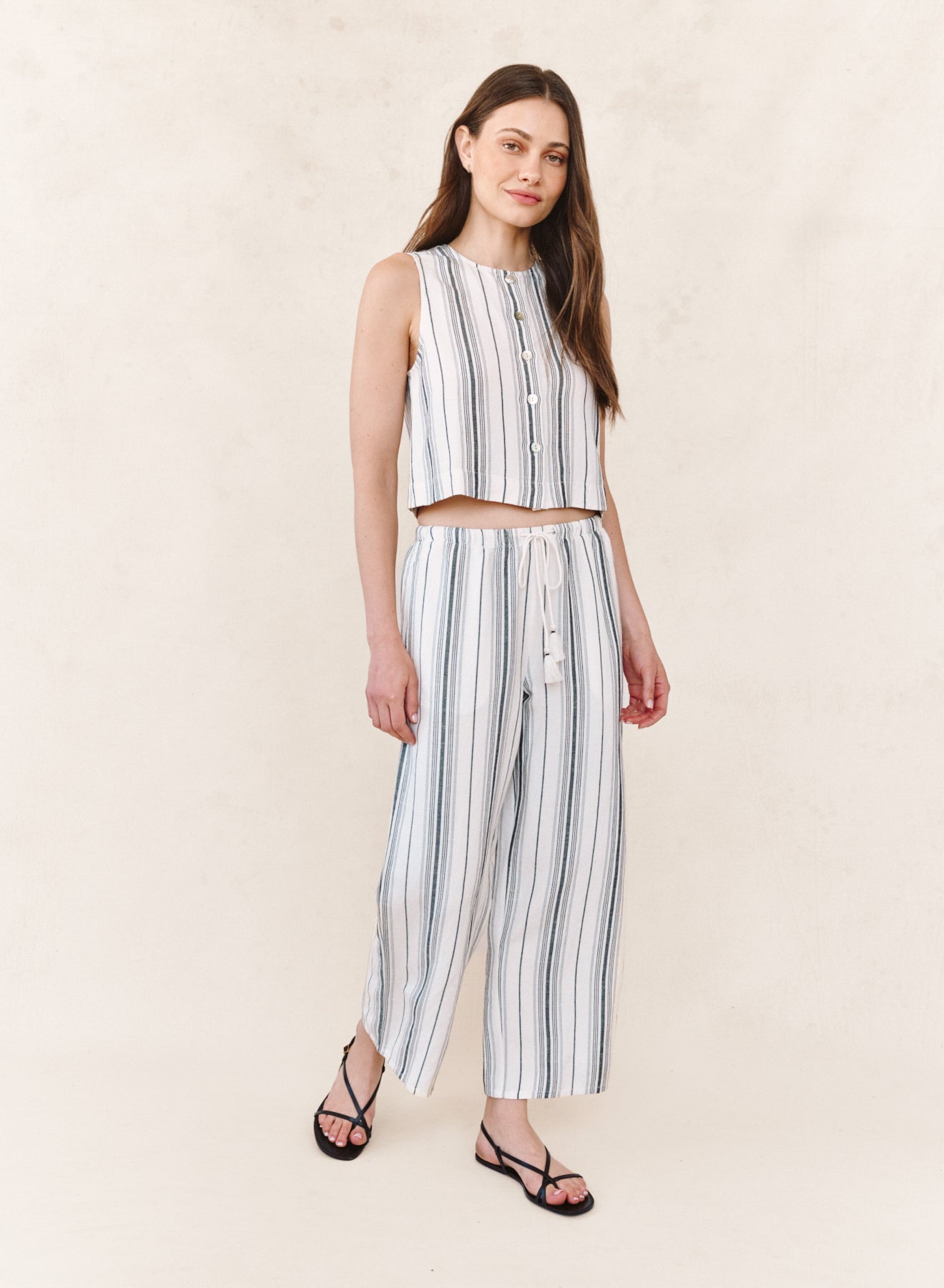 B2397-K49-304 - SLEEVELESS BUTTON FRONT TOP
