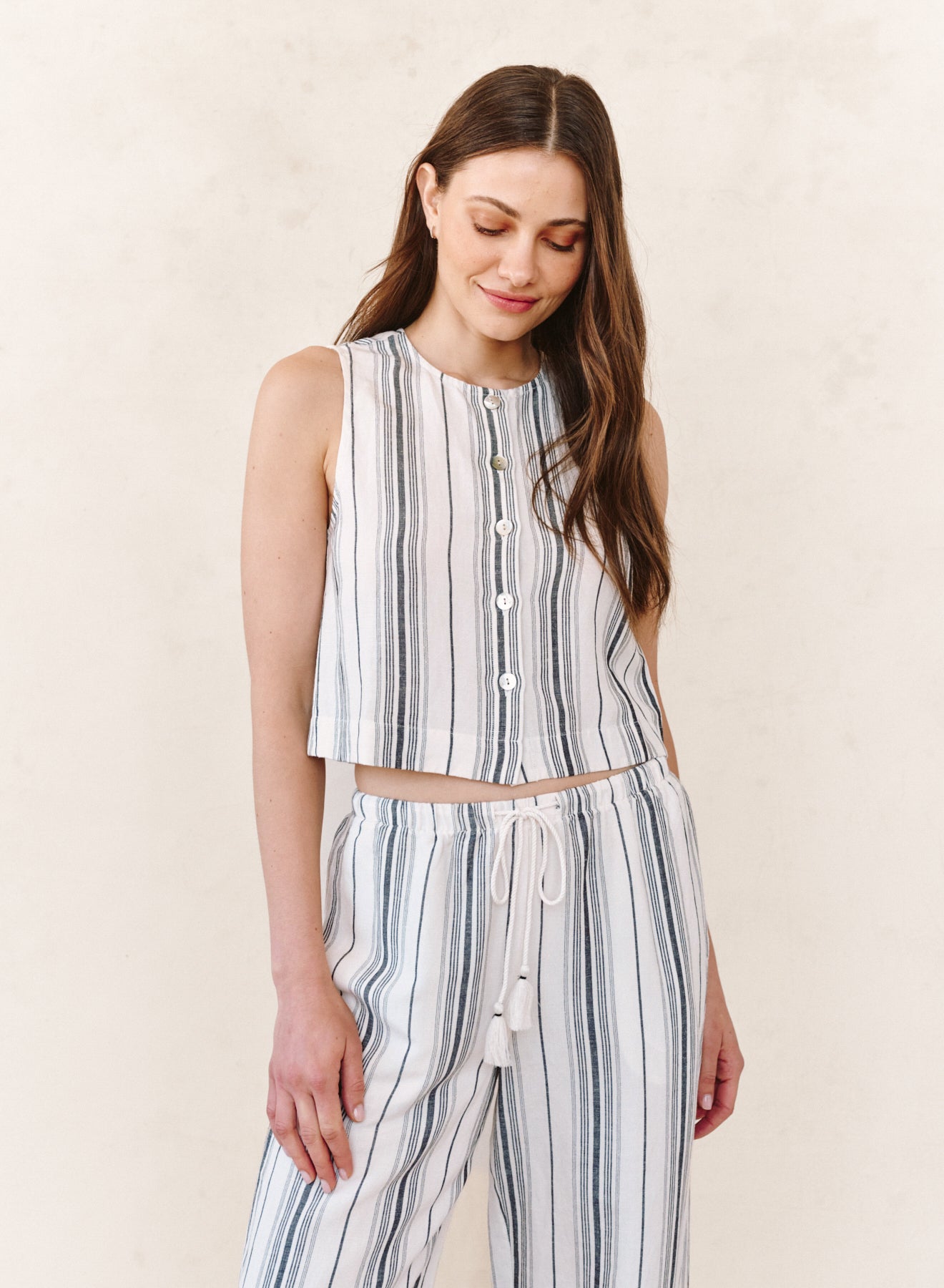 B2397-K49-304 - SLEEVELESS BUTTON FRONT TOP