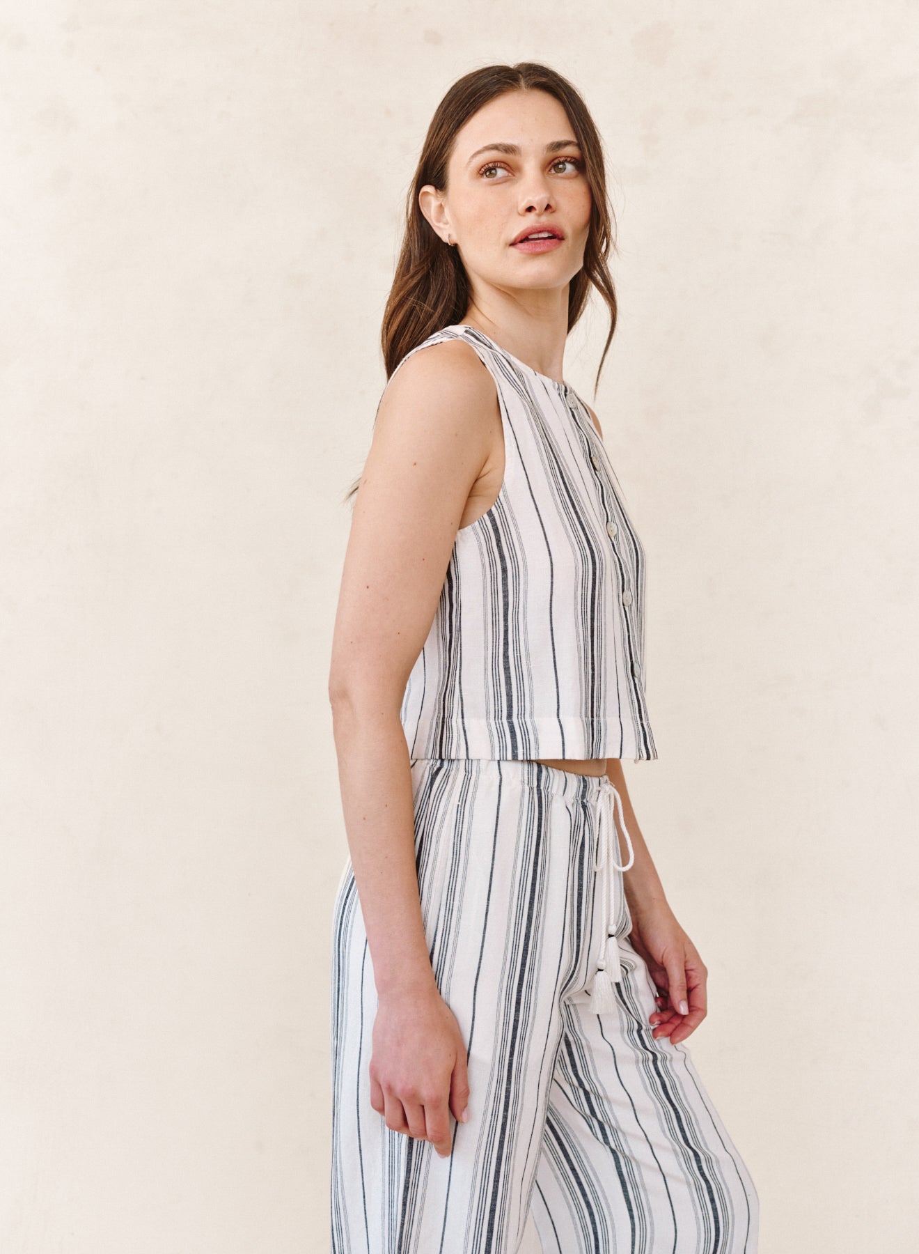 B2397-K49-304 - SLEEVELESS BUTTON FRONT TOP