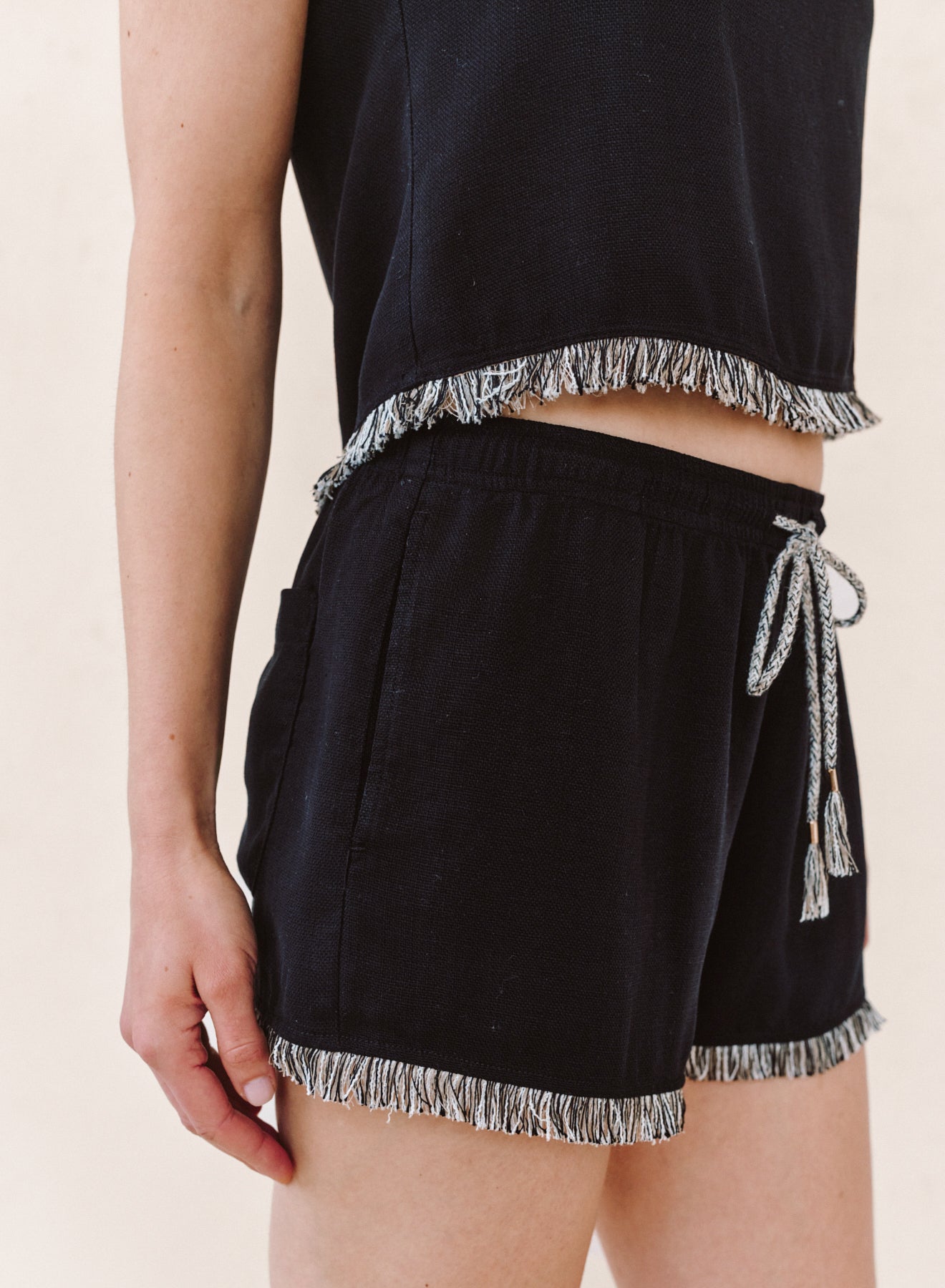 B3397-795-302 - ELASTIC WAIST FRINGE SHORT
