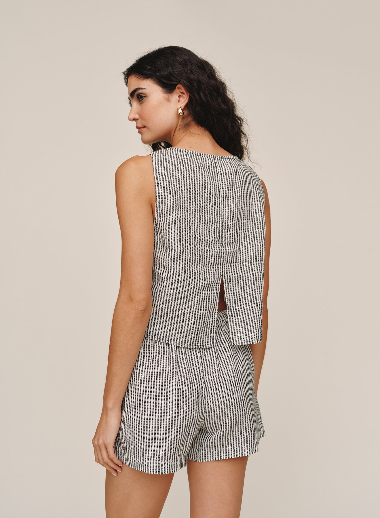 B4593-L02-304 - SLEEVELESS BOAT NECK SPLIT BACK