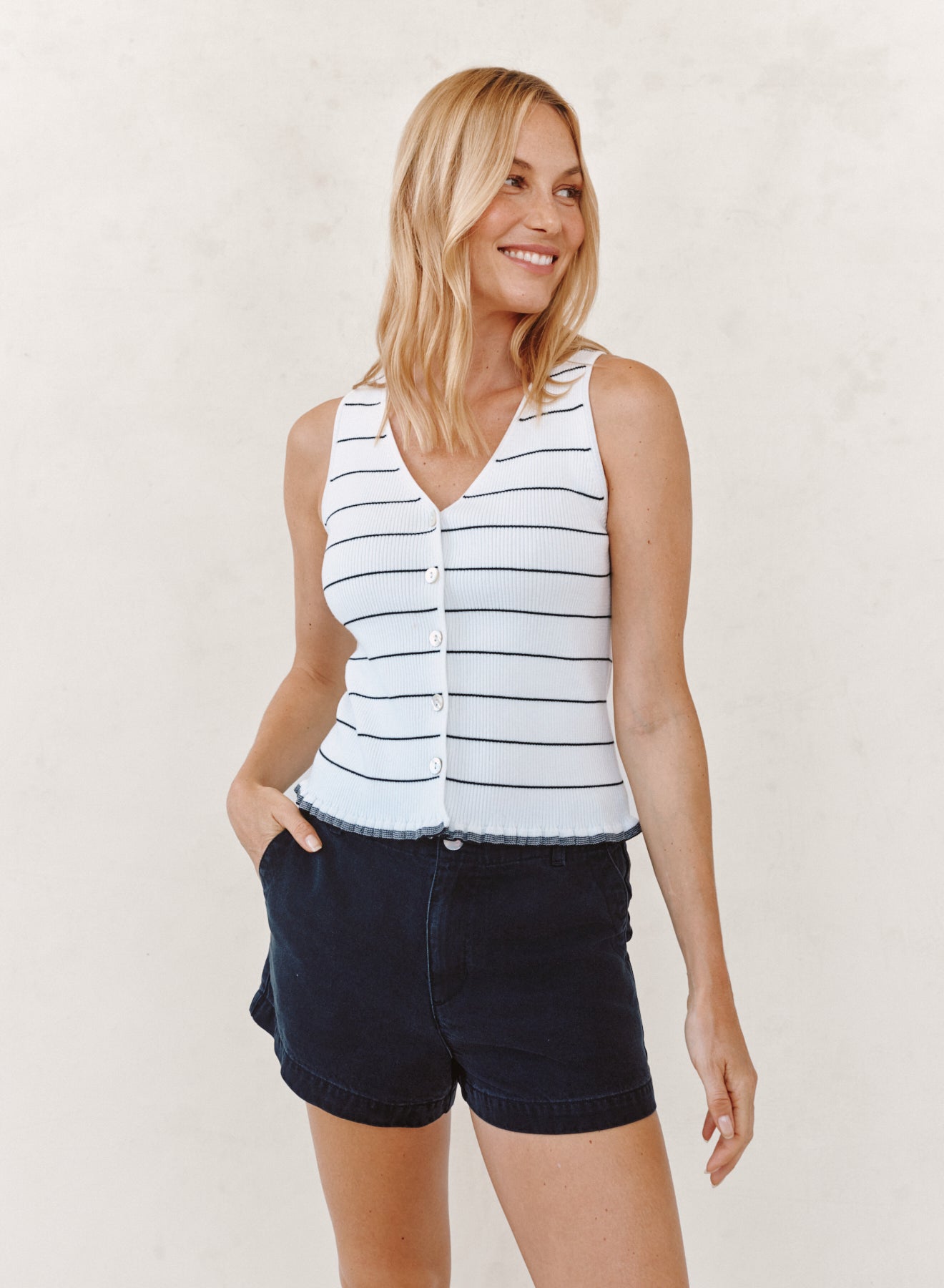 B20256-K95-304 - RUFFLE HEM KNITTED VEST