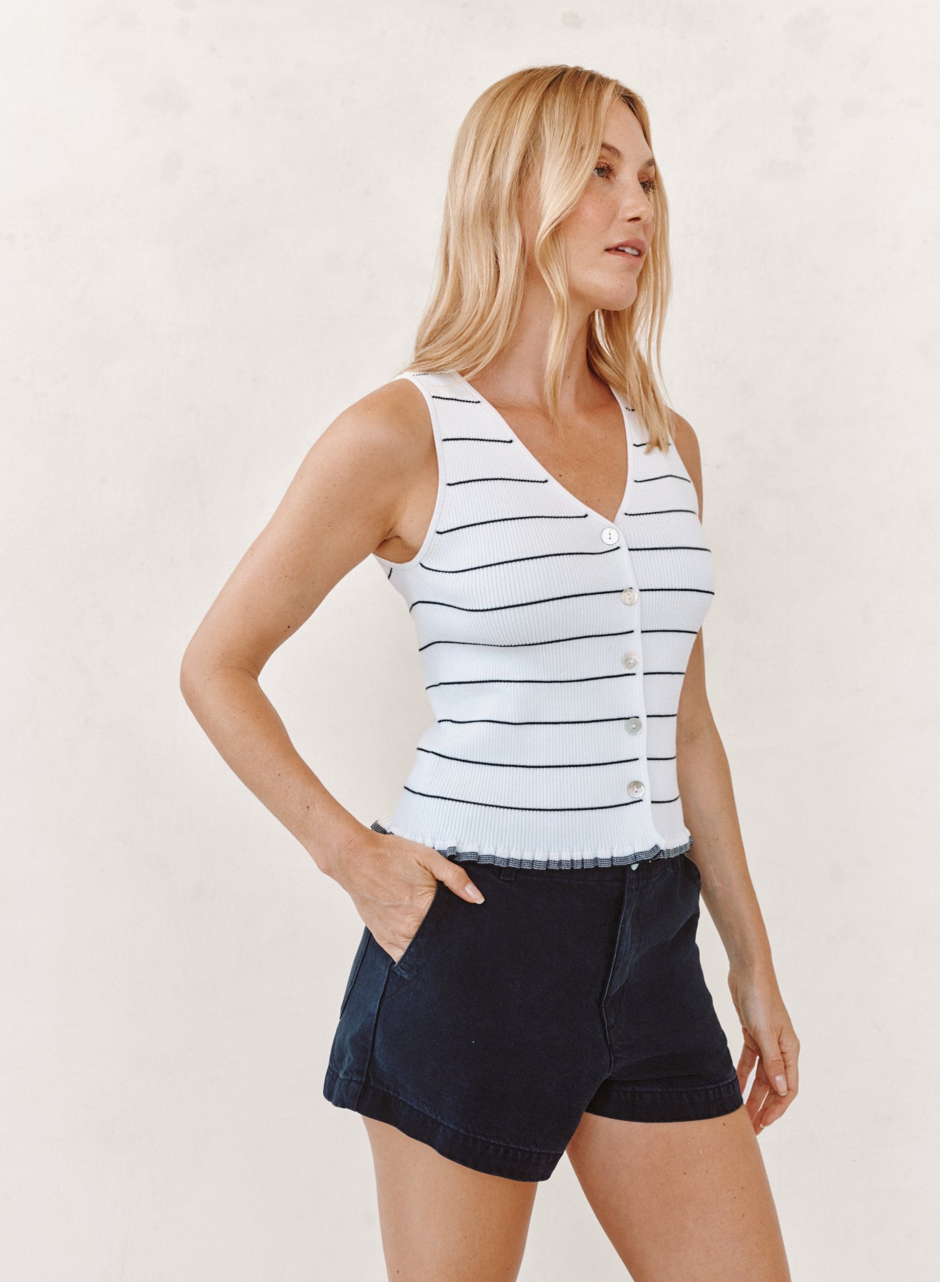 B20256-K95-304 - RUFFLE HEM KNITTED VEST