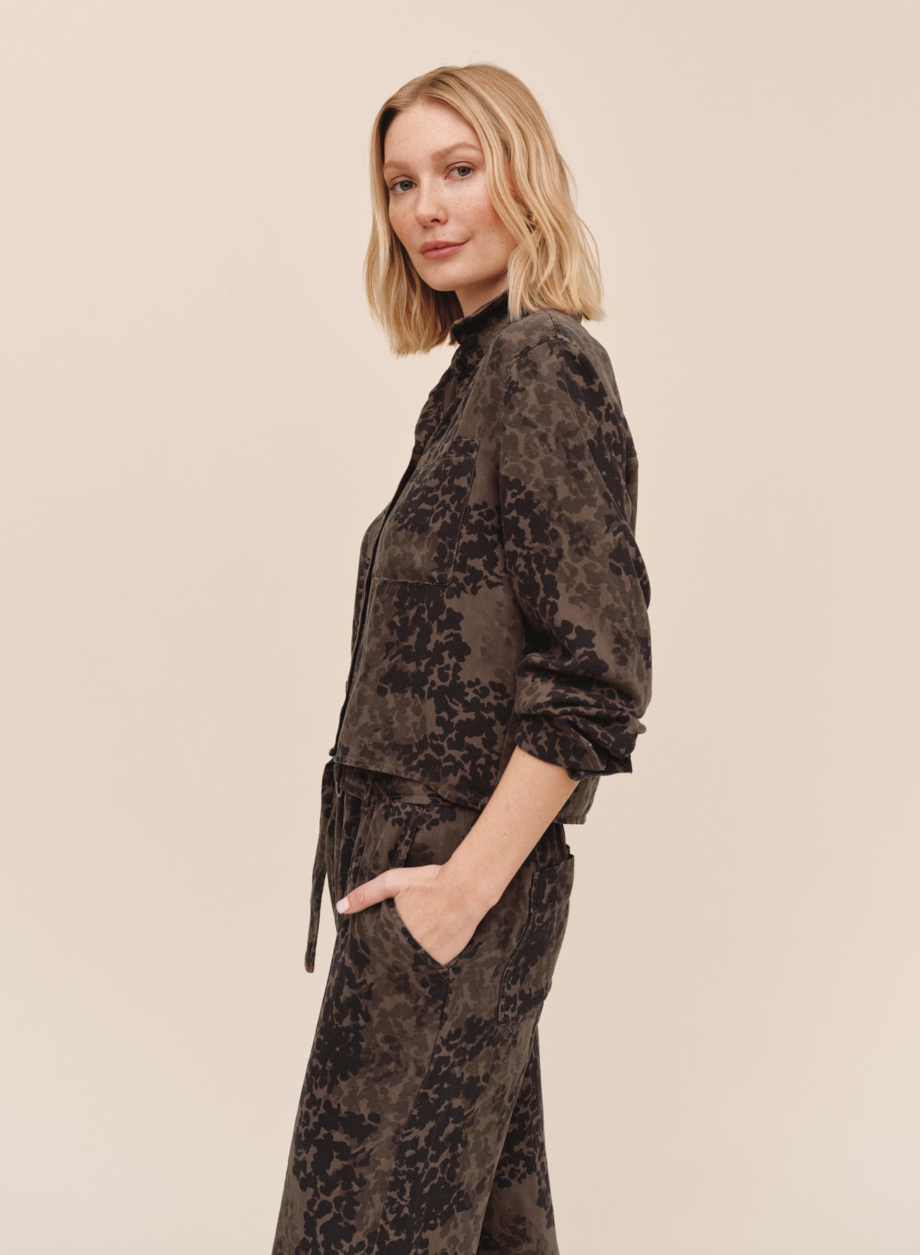 B20127-L90-302 - LONG SLEEVE CROP POCKET SHIRT