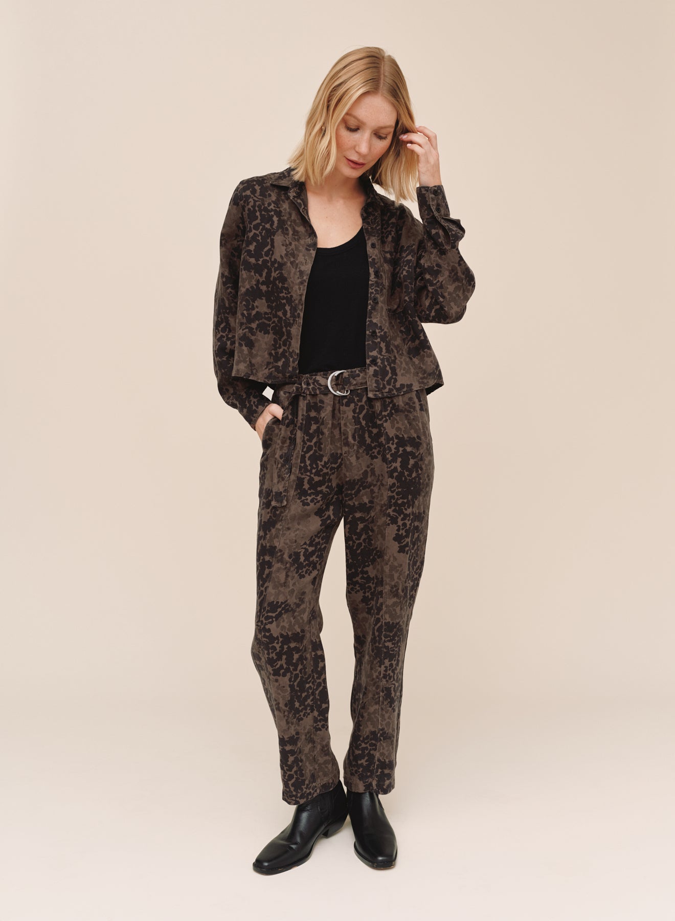 B20127-L90-302 - LONG SLEEVE CROP POCKET SHIRT