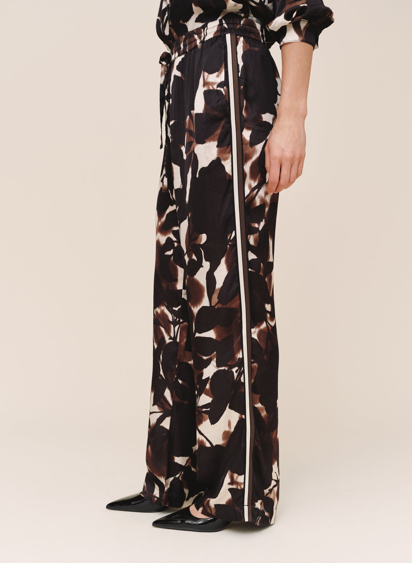 B3717-L48-304 - DRESSED UP TRACK PANT WITH STRIPE