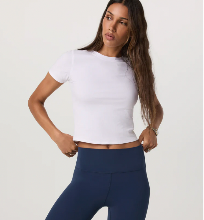 VUORI POSE FITTED TEE