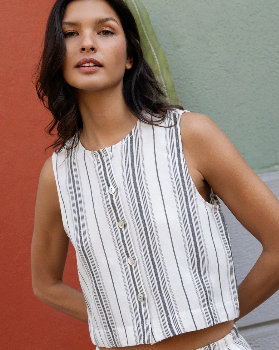 BD SLEEVLESS BUTTON FRONT TOP