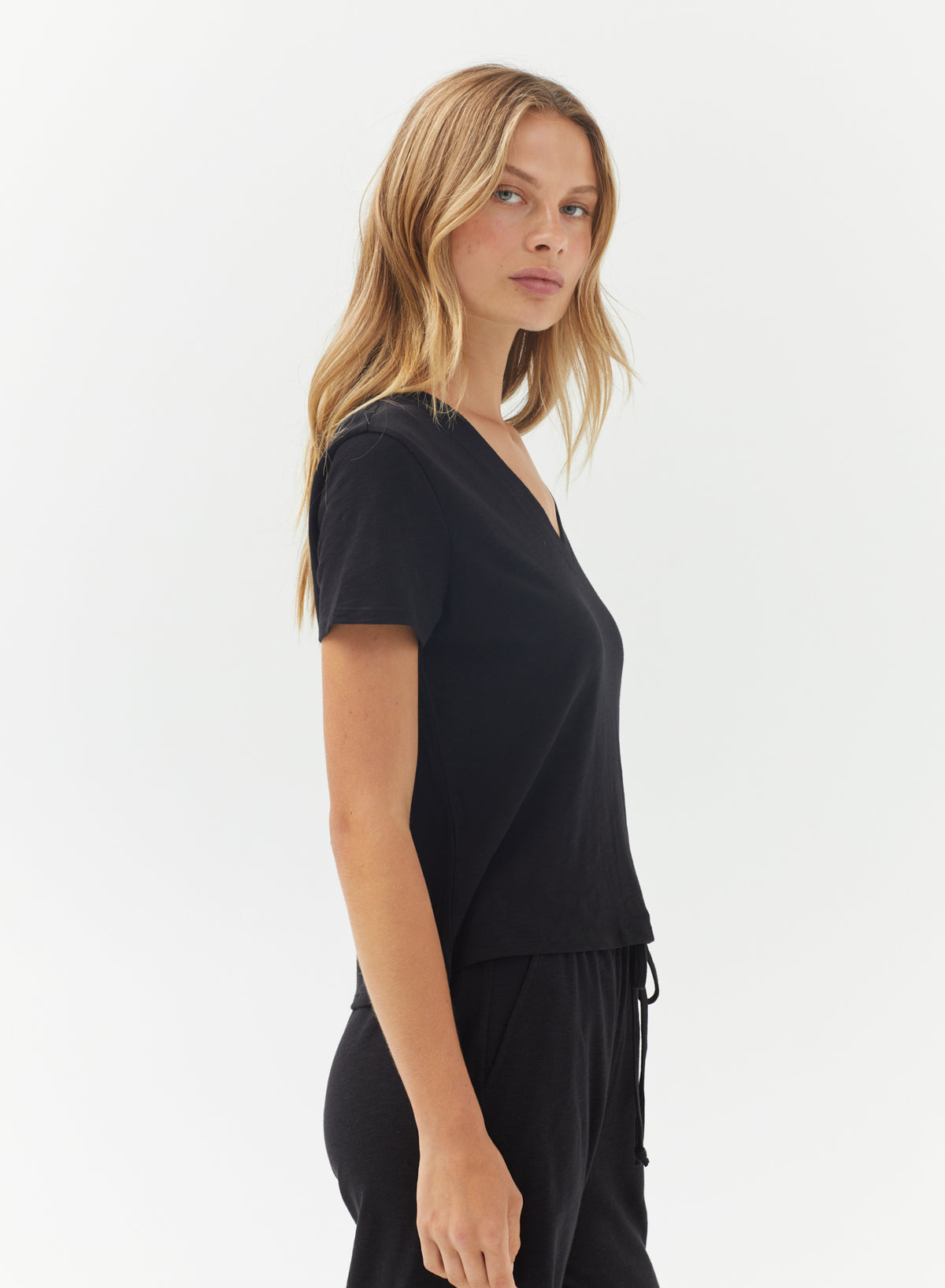 B2797-G28-302 - V-NECK TEE