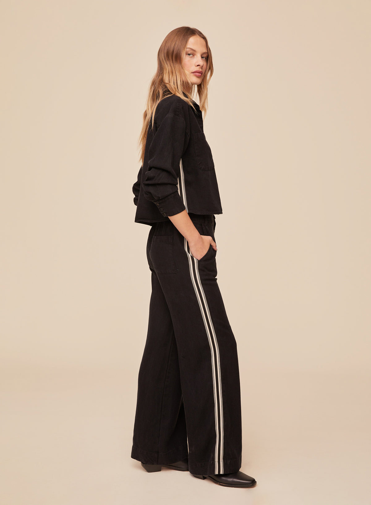 B20281-J26-008 - L/S TWO POCKET TRIMMED CROP SHIRT