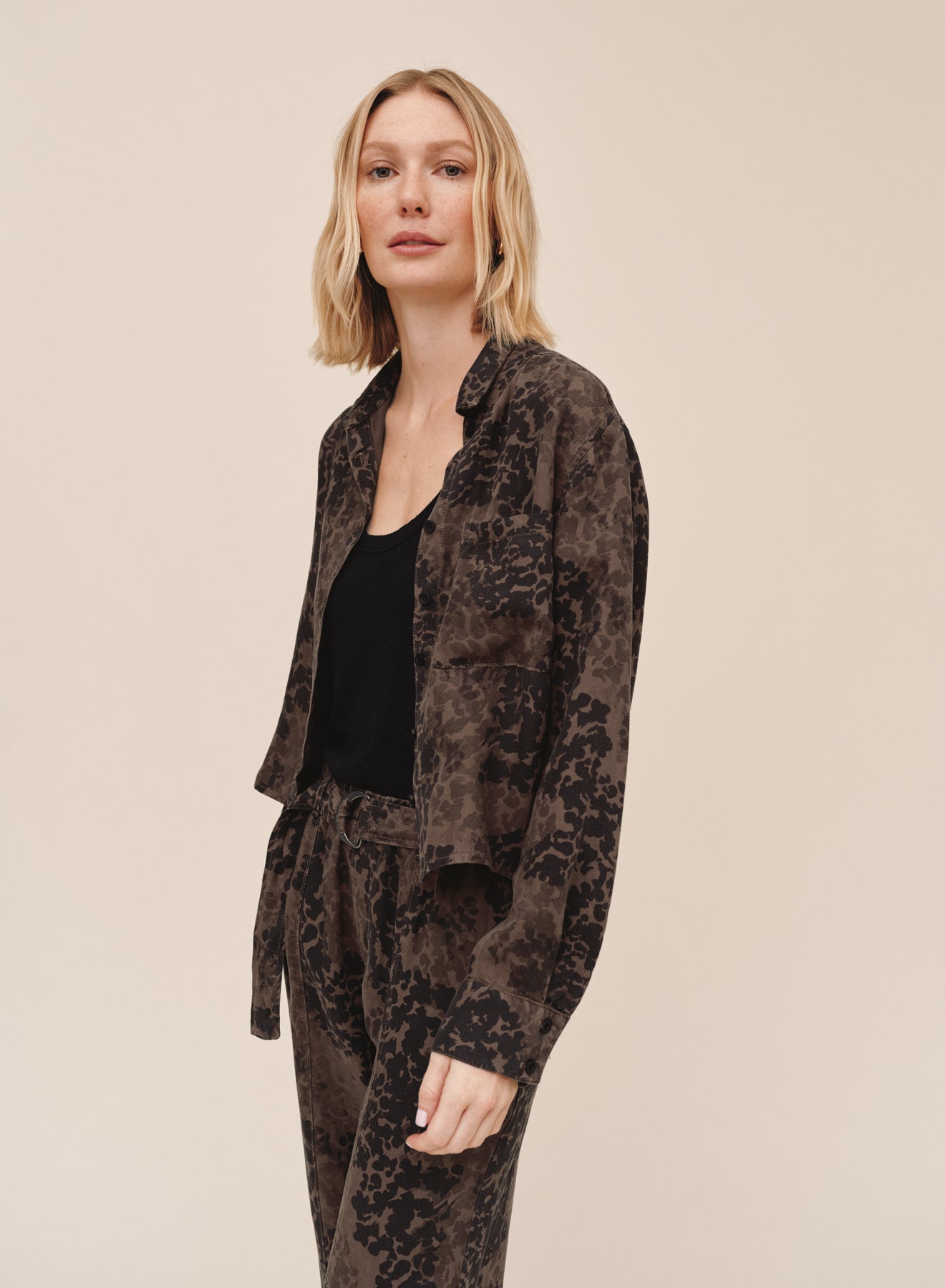 B20127-L90-302 - LONG SLEEVE CROP POCKET SHIRT